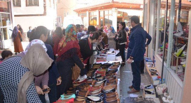 10 Liralık Ayakkabı İzdihamı