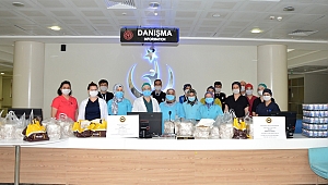 KADINLARDAN SAĞLIK ÇALIŞANLARINA SARMA BÖREK İKRAMI