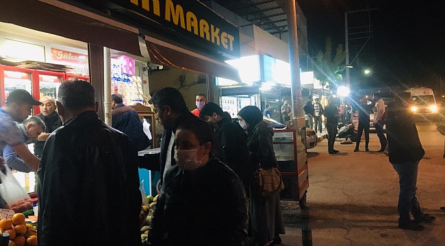 MANİSA'DA VATANDAŞLAR MARKETLERİN ÖNÜNDE SIRAYA GİRDİ 