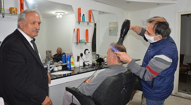 MANİSA'DA KUAFÖR VE BERBERLER 50 GÜN SONRA KEPENK AÇTI  