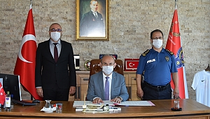 Vali Karadeniz, Emniyet Müdürlüğünde Şeref Defterini imzaladı