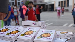 Manisa'da okulun ilk günü 1700 paket kuru üzüm dağıtıldı