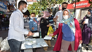 ÇARŞI MERKEZİNDE BEDAVA MASKE DAĞITTI 