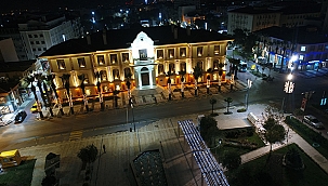  YENİ YIL ÖNCESİ SOKAKLAR SÜSLENİYOR 