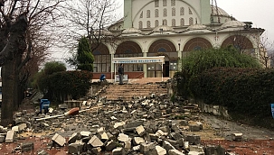 Manisa'da kuvvetli fırtına cami minaresini yıktı