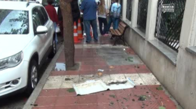 Çay içerken cam tabaka başına düştü