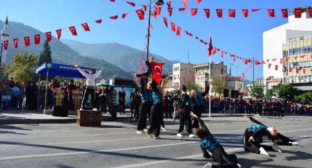 Cumhuriyet Coşkusu Manisa'ya Hakim Oldu