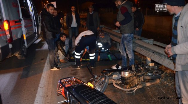 Duran Araca Çarpan Motosikletli Yaralandı
