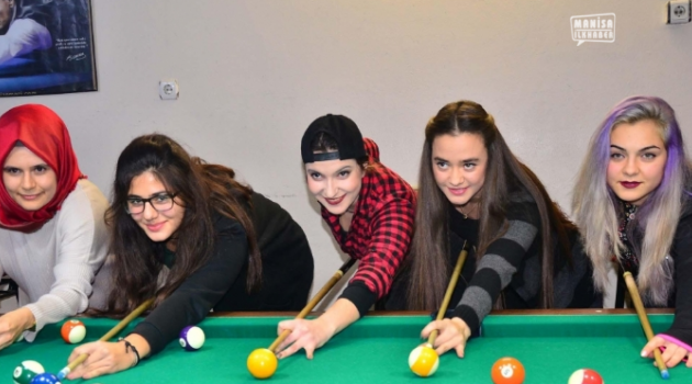 Manisa'da Kızların Bilardo tutkusu