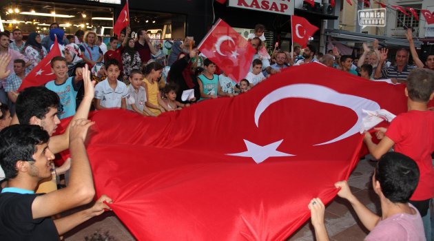 Manisalılar Demokrasi Bayramını kutluyor
