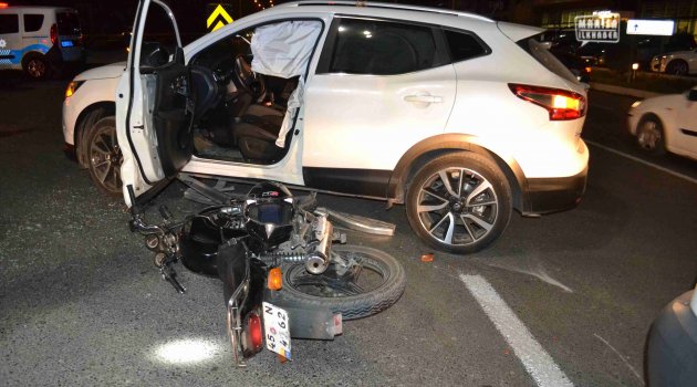 Motosiklet İle Otomobil Çarpıştı: 3 Yaralı