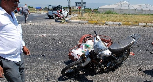 Motosiklet Kamyonetle Çarpıştı: 4 Yaralı
