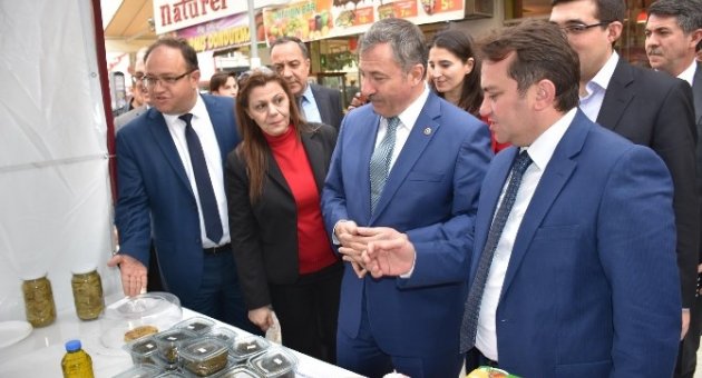 Özdağ Hünerli Eller Pazarında Ziyaret Etti
