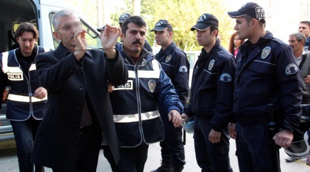 Sağlık Kontrolüne Kelepçeyle Getirildiler