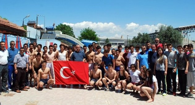 Salihli'de 90 Öğrenci Kulaç Attı