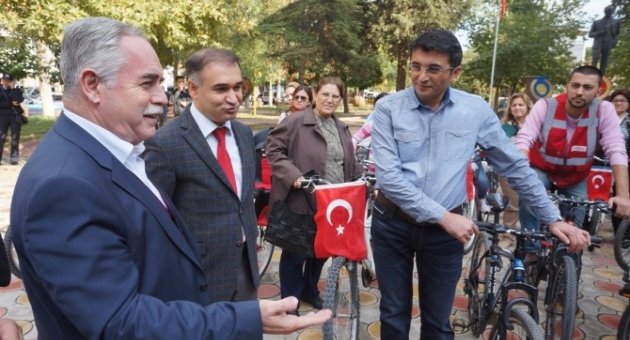 Sarıgöl'de Cumhuriyet İçin Bisiklet Bindiler