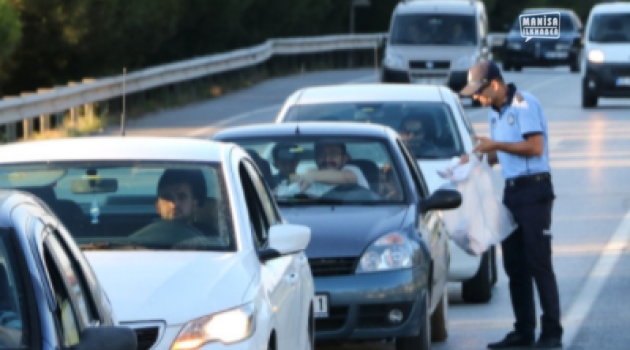 Sürücülere iftar saatinde ekipler iftar yaptırdı