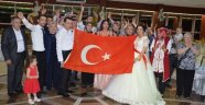 Düğün Sonunda Genç Çifte Türk Bayrağı