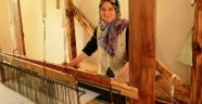 Asmacıklı Bayanlar Bez Dokumayı Öğreniyor