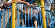 Bacağı parktaki demir korkuluklara sıkıştı