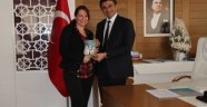 Nuray Çevirmeci Başkan Selçuk'a Kitabını Hediye Etti