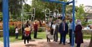 Anne-çocuk Aynı Salıncakta Eğlenecek