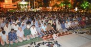 Turgutlu'da sabah namazı 50. Yıl Meydanı'nda kılındı