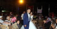 Manisa'da gelin ve damat demokrasi nöbetine koştu