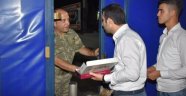 İş makineleri geri çekildi askere tatlı ikram edildi