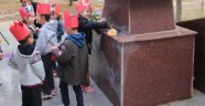 Sarıgöllü Minikler Atatürk Heykelini Çiçeklerle Donattı