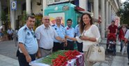 Zabıta Ekipleri, Vatandaşlara Karanfil Dağıttı
