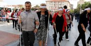 GÖZLERİ BANDAJLI ELLERİNDEKİ BASTONLARLA YÜRÜDÜLER