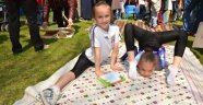 Hem Cimnastik Hem Kitap Okuma