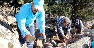 MAHALLE MEZARLIĞINI HEP BİRLİKTE ONARDILAR