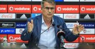 Şenol Güneş ve teknik ekip yedek kulübesi üzerine çalışıyor