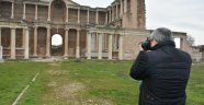Vali Deniz paranın ilk basıldığı Sardes antik kentini fotoğrafladı