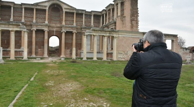 Vali Deniz paranın ilk basıldığı Sardes antik kentini fotoğrafladı